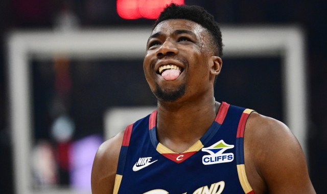 爱游戏平台-哈登：拖布总是准备充分 他不上场的时候还会做额外的体能训练